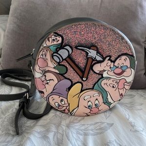 Danielle Nicole Disney’s Snow White and the Seven Dwarfs crossbody bag